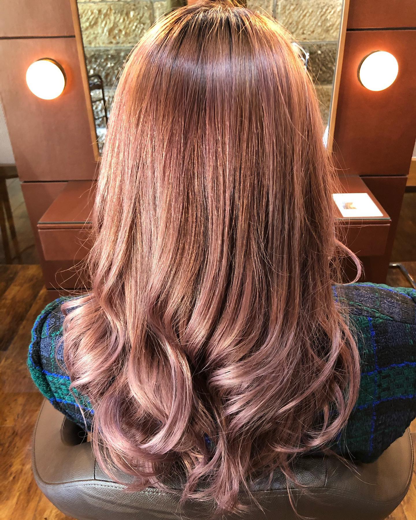 毛先のブリーチ毛を生かして春のトレンド色スモーキーピンクにスタイリスト 本間直樹#宇都宮#美容室#宇都宮美容室#trinity#トリニティ#aveda#avedaサロン#avedaカラー#カラー#カット#エイジング#エイジングケア#ヘッドスパ#トリートメント#オーガニック#オーガニックカラー#アジュバン#クラスs#カスイ#ソーマライト#光ケア#ドクタースカルプ#ヘアビューザー#ヘアビューロン#バイオプログラミング#ダイソン#エアラップ#サイエンスアクア#髪質改善