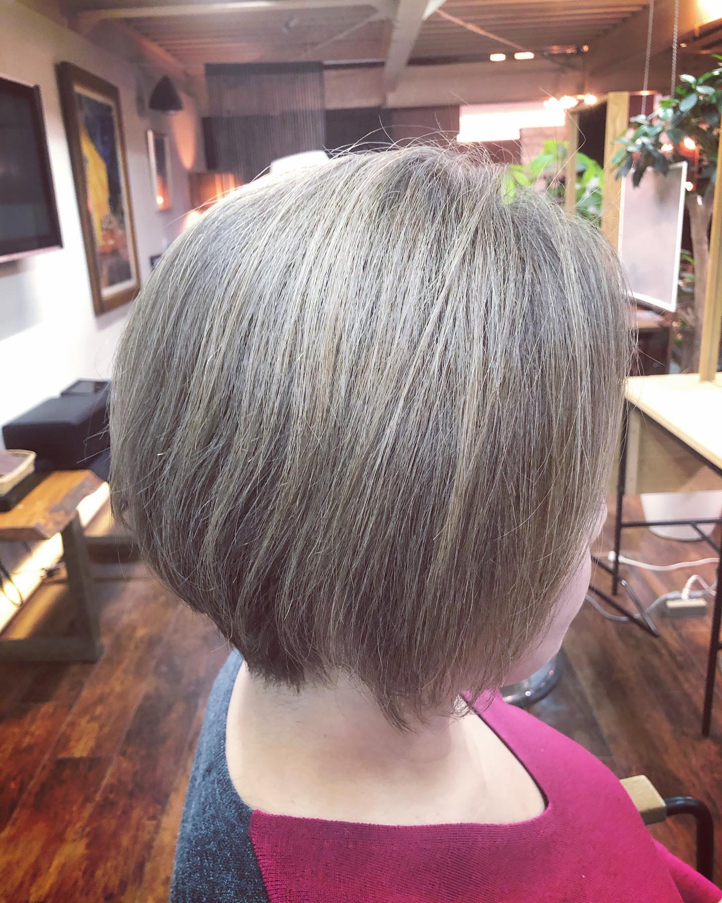 グレーヘアにグレーの色味だけを入れてみました。ブリーチはしてません。スタイリスト　本間直樹#宇都宮#美容室#宇都宮美容室#trinity#トリニティ#aveda#avedaサロン#avedaカラー#カラー#カット#エイジング#エイジングケア#ヘッドスパ#トリートメント#オーガニック#オーガニックカラー#アジュバン#クラスs#カスイ#ソーマライト#光ケア#ドクタースカルプ#ヘアビューザー#ヘアビューロン#バイオプログラミング#ダイソン#エアラップ#サイエンスアクア#髪質改善