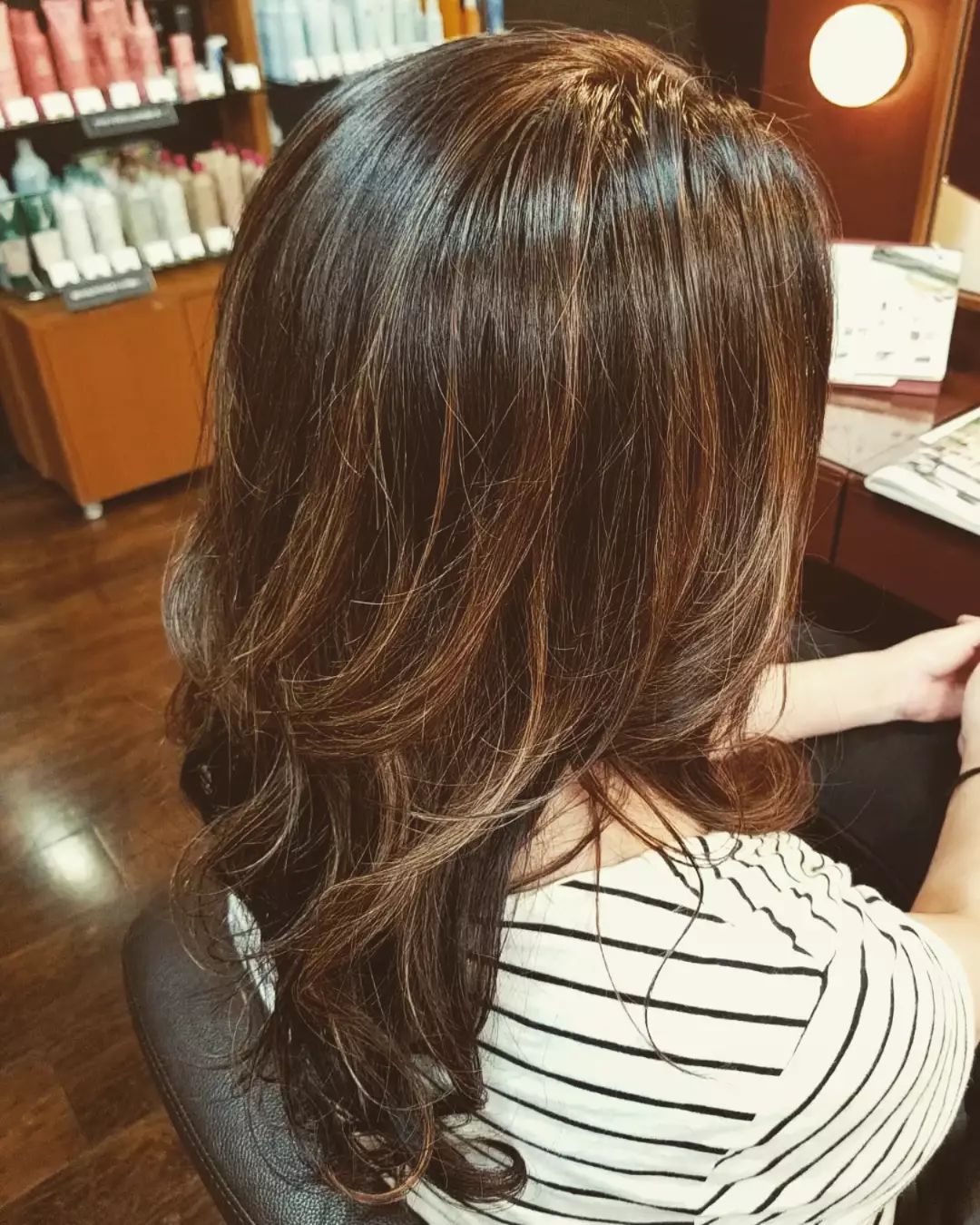 白髪はしっかり染めたいけど、暗くしたくない方に♡定期的にポイントでハイライトをいれていき、徐々に明るくしています！【ブリーチは必須です】ですが…AVEDAカラーなので艶々です♡スタイリスト　井元#宇都宮#美容室#宇都宮美容室#trinity#トリニティ#aveda#avedaサロン#avedaカラー#カラー#カット#エイジング#エイジングケア#ヘッドスパ#トリートメント#オーガニック#オーガニックカラー#アジュバン#クラスs#カスイ#ソーマライト#光ケア#ドクタースカルプ#ヘアビューザー#ヘアビューロン#バイオプログラミング#ダイソン#エアラップ#サイエンスアクア#髪質改善