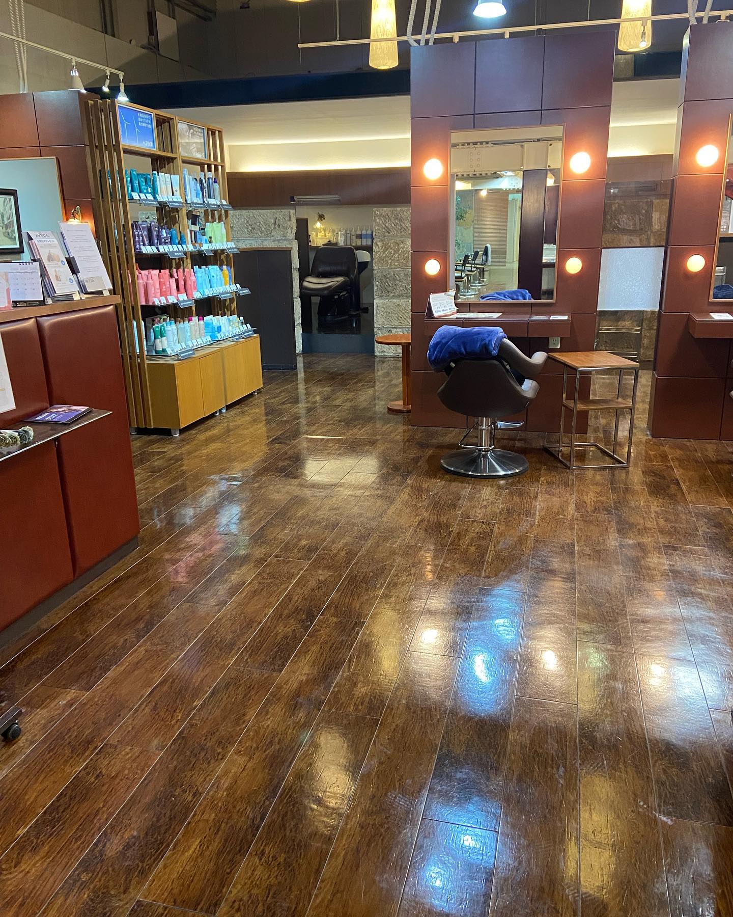 ワックスがけしてピカピカになったTrinity ですアシスタント　関口#美容室#宇都宮美容室#trinity#トリニティ#aveda#avedaサロン#avedaカラー#カラー#カット#エイジング#エイジングケア#ヘッドスパ#トリートメント#オーガニック#オーガニックカラー#アジュバン#クラスs#カスイ#ソーマライト#光ケア#ドクタースカルプ#ヘアビューザー#ヘアビューロン#バイオプログラミング#ダイソン#エアラップ#サイエンスアクア#髪質改善